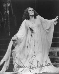 Lucia_di_Lammermoor___Joan_Sutherland_as_Lucia2_W.jpg