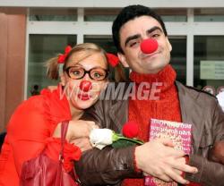 Rolando_Villazon_and_clowndoctors_Brischitt_visit_the_St._Joseph_Children_s_Hospital_on_October_18__2008.jpg